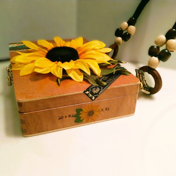 Suenos de Saundra Upcycled Collection, Jaime Garcia, Especial Cigar Box, Purse - Picture 6 of 11